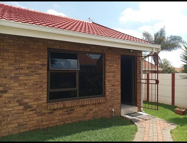 2 BEDROOM HOUSE FOR SALE IN GREENHILLS EXT 3